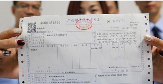 当月开发票下个月认证的能抵扣吗 当月开发票下个月认证的能抵扣吗